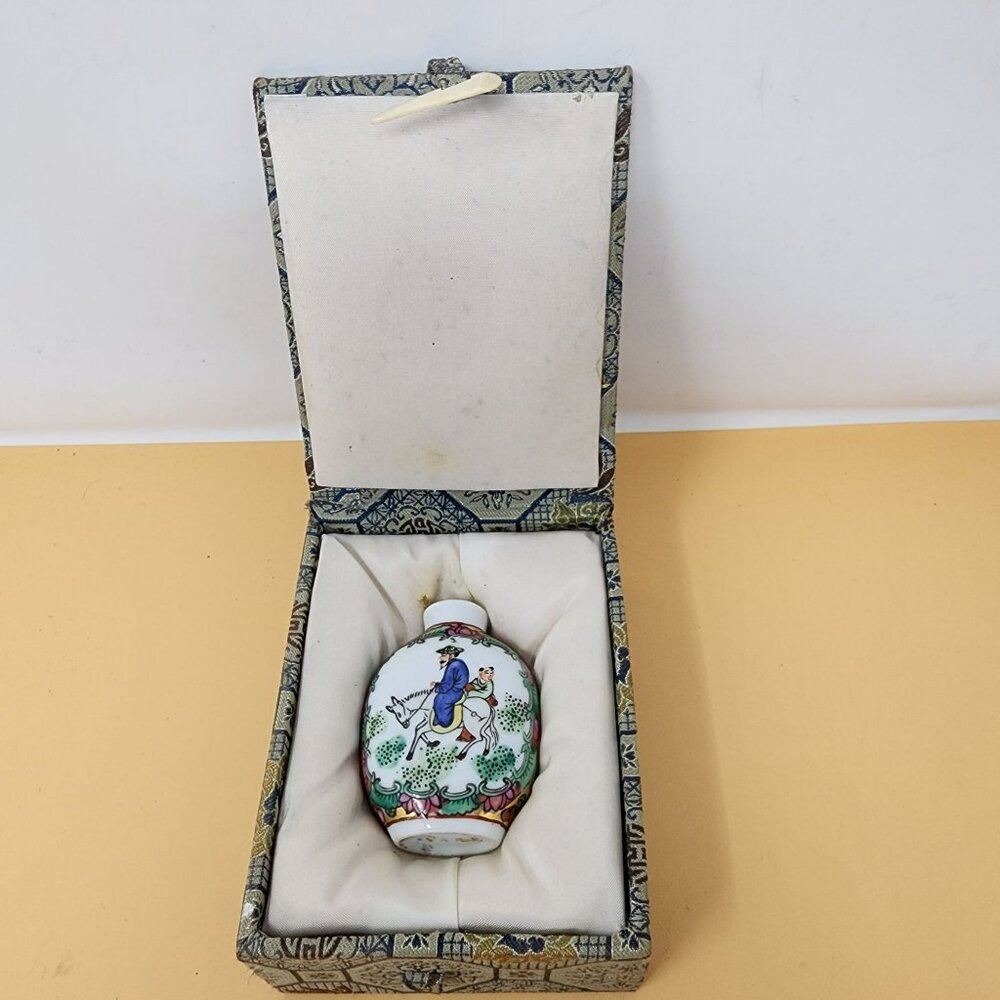 Vintage Hand Painted Chinese Porcelain Snuff/Perfume Bottle With Box‎
